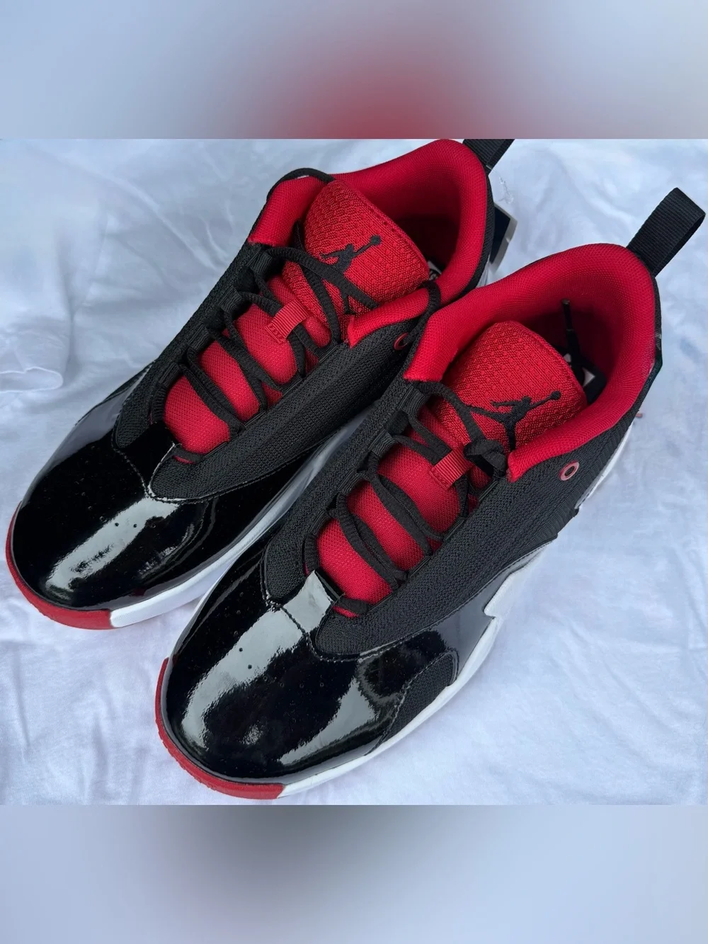 NWOB: Jordan Max Aura 6 Sneakers in Black/Uni Red, sz. 6.5M/8W